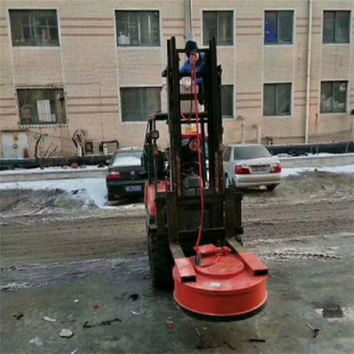 Lifting electromagnetic chuck for forklift