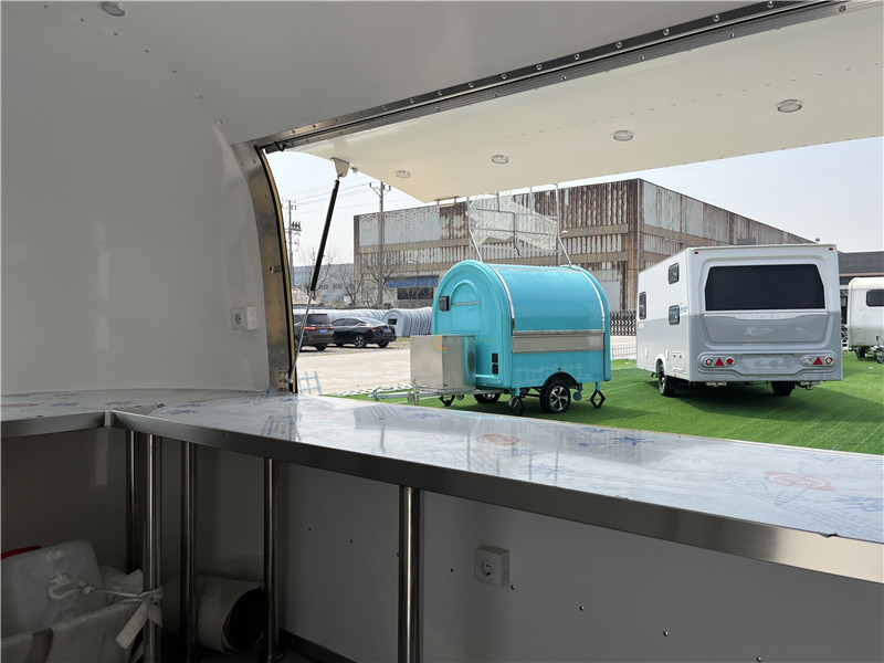 Gold Airstream Remorque Food Truck