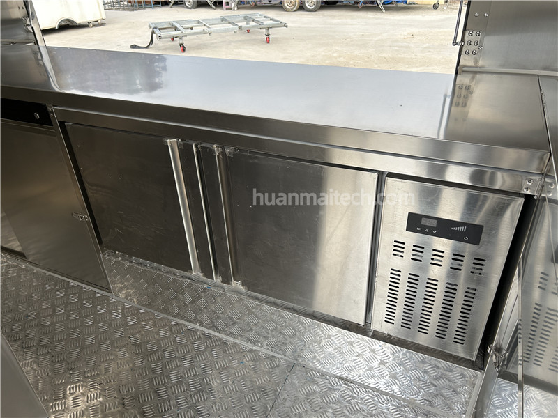 Airstream 4 Food Truck Silver 400cm