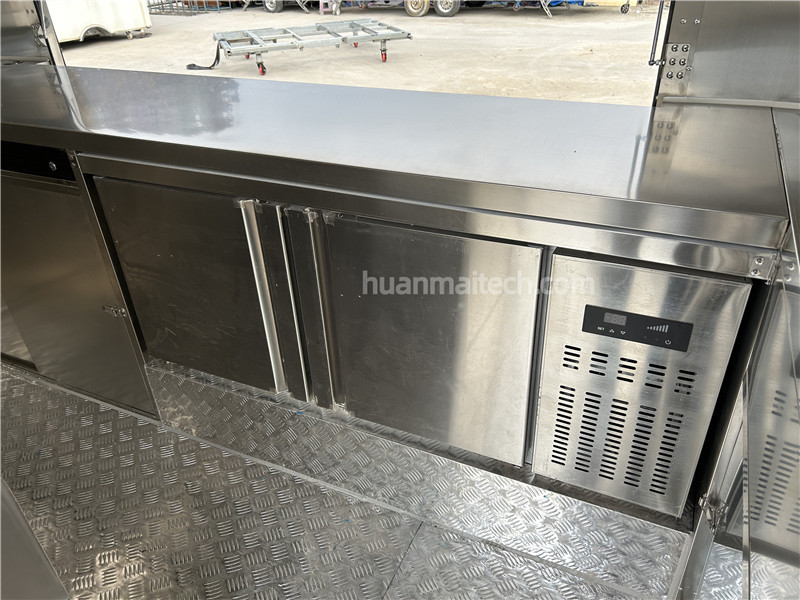 Airstream 4 Food Truck Silver 400cm