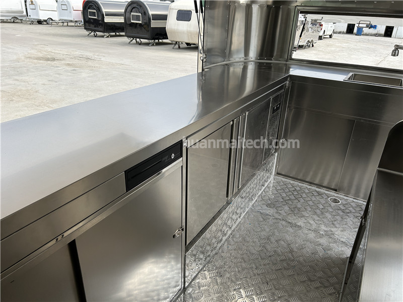 Airstream 4 Food Truck Silver 400cm