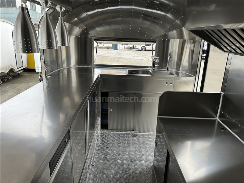 Airstream 4 Food Truck Black 400cm
