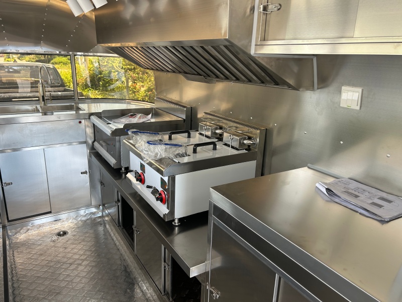 Gold Airstream Style 580cm Fully‑Equipped Mobile Food Trailer