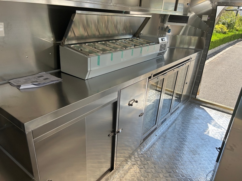 Gold Airstream Style 580cm Fully‑Equipped Mobile Food Trailer