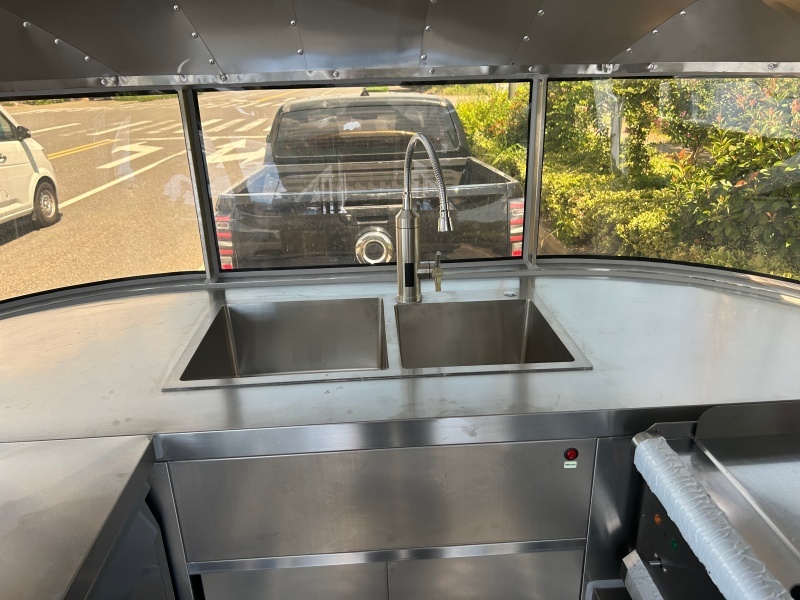 Gold Airstream Style 580cm Fully‑Equipped Mobile Food Trailer