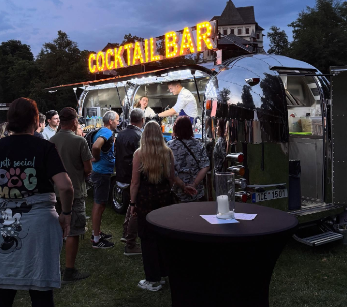 Custom Food Trailer Branding: How ZUS Coffee and Deli Pizza Turned Trailers into Mobile Billboards