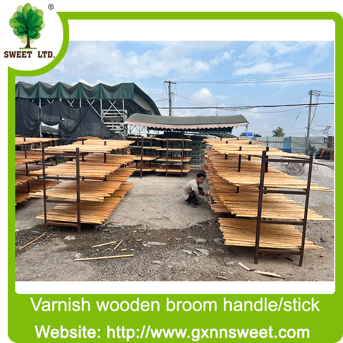 120cm varnished wooden broomstick