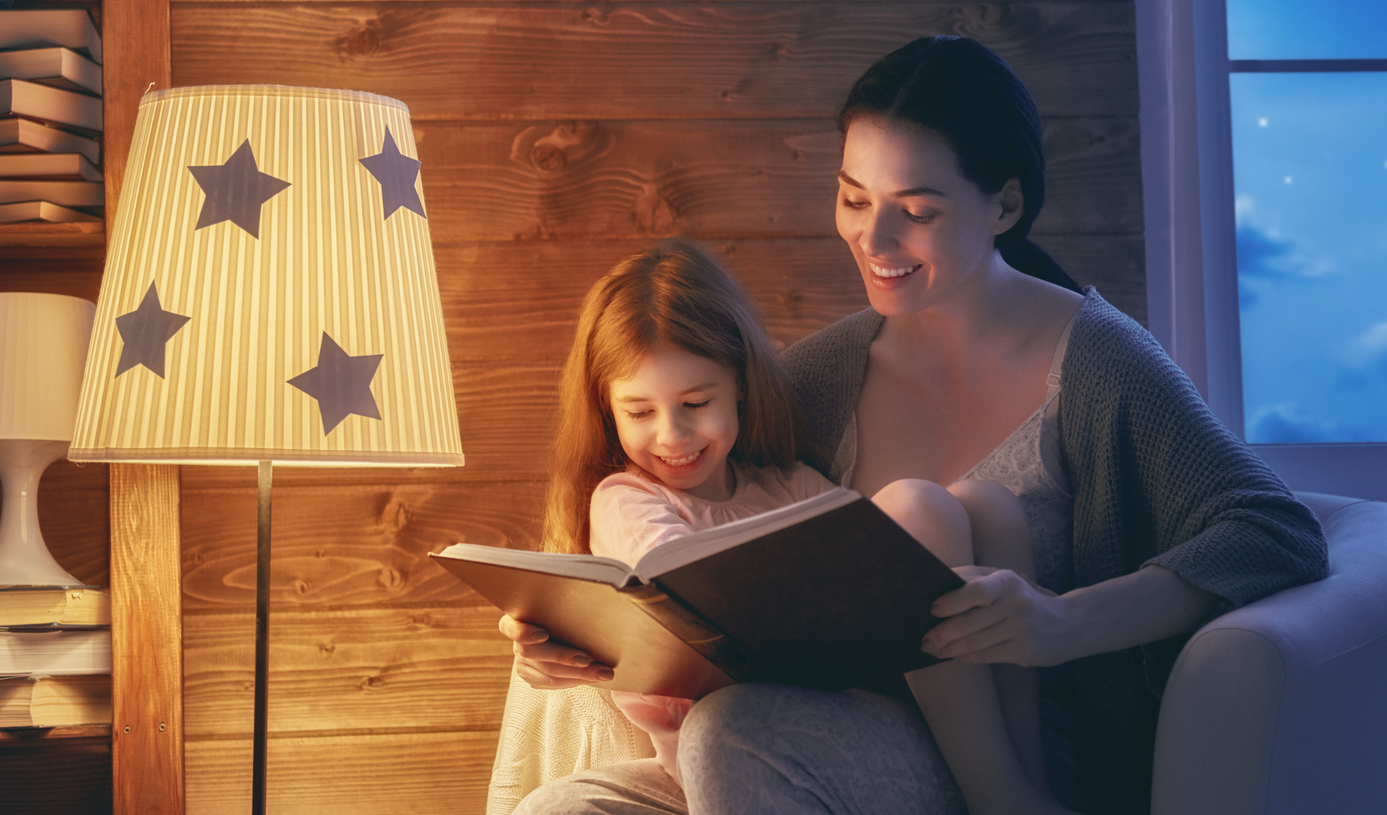 Фотозона читаем всей семьей. Чтение на ночь детям. Мама читает сказку ребенку. Чтение книг на ночь. Чтение сказки на ночь для детей.