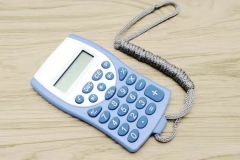 Calculadora pequeña con cordón