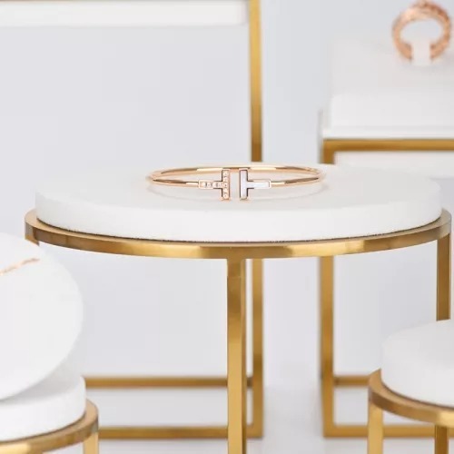 Luxury metal jewellery display set with white microfiber