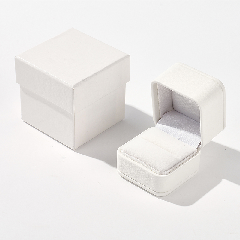 FANXI Custom white leather and velvet ring box