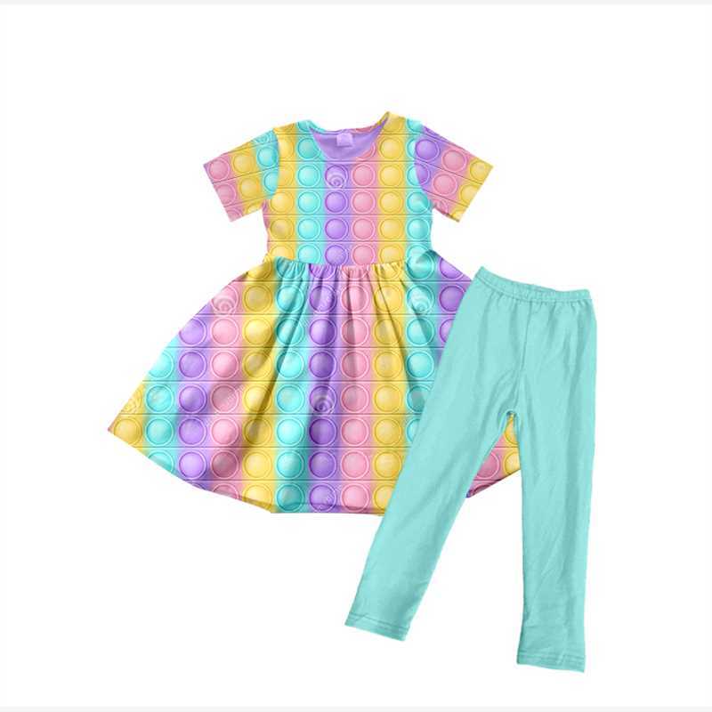 Color short-sleeved top and green trousers
