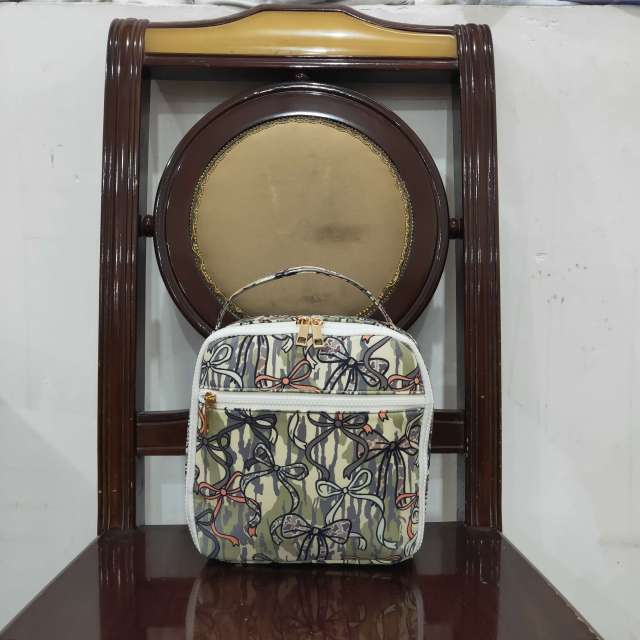 BA0393 CAMO Green bows zipper lunch box