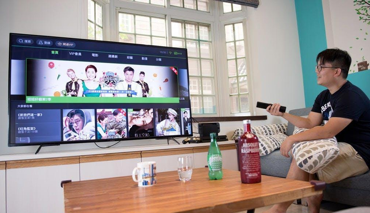 どちらもライブTV、映画、海外コンテンツへのアクセスを提供するが、ハードウェア、ストリーミング体験、ユーザー重視の姿勢において違いがある。