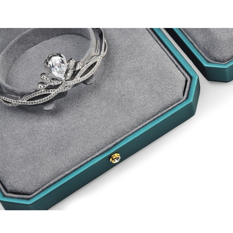 New Arrival Green Pu leather Gift box jewelry Inside Microfiber for Bracelet and Long chain Accept custom logo