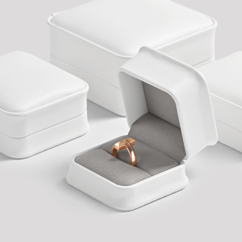 wholesale 2021 new arrival white luxury pu leather jewelry box package ring pendant bangle for travel jewelry box