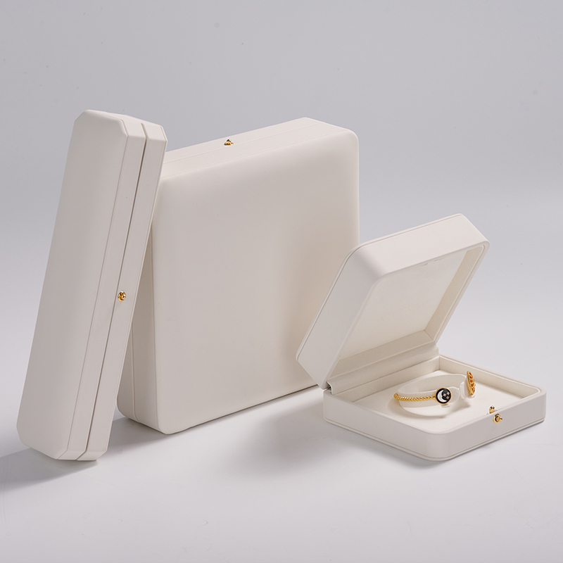 hot sale luxury white pu leather and microfiber jewelry box set hold ring necklace bangle pendant with metal button