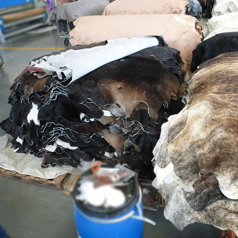 Wholesale Eco-friendly black and brown hair on cowhides