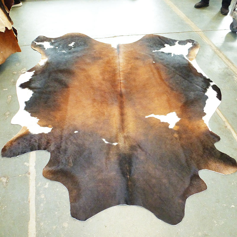 Wholesale Eco-friendly black and brown hair on cowhides