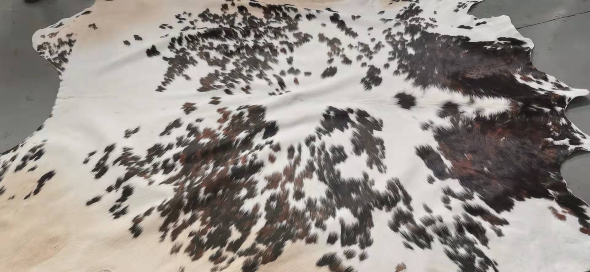 Wholesale Eco-friendly tricolor speckled cowhides
