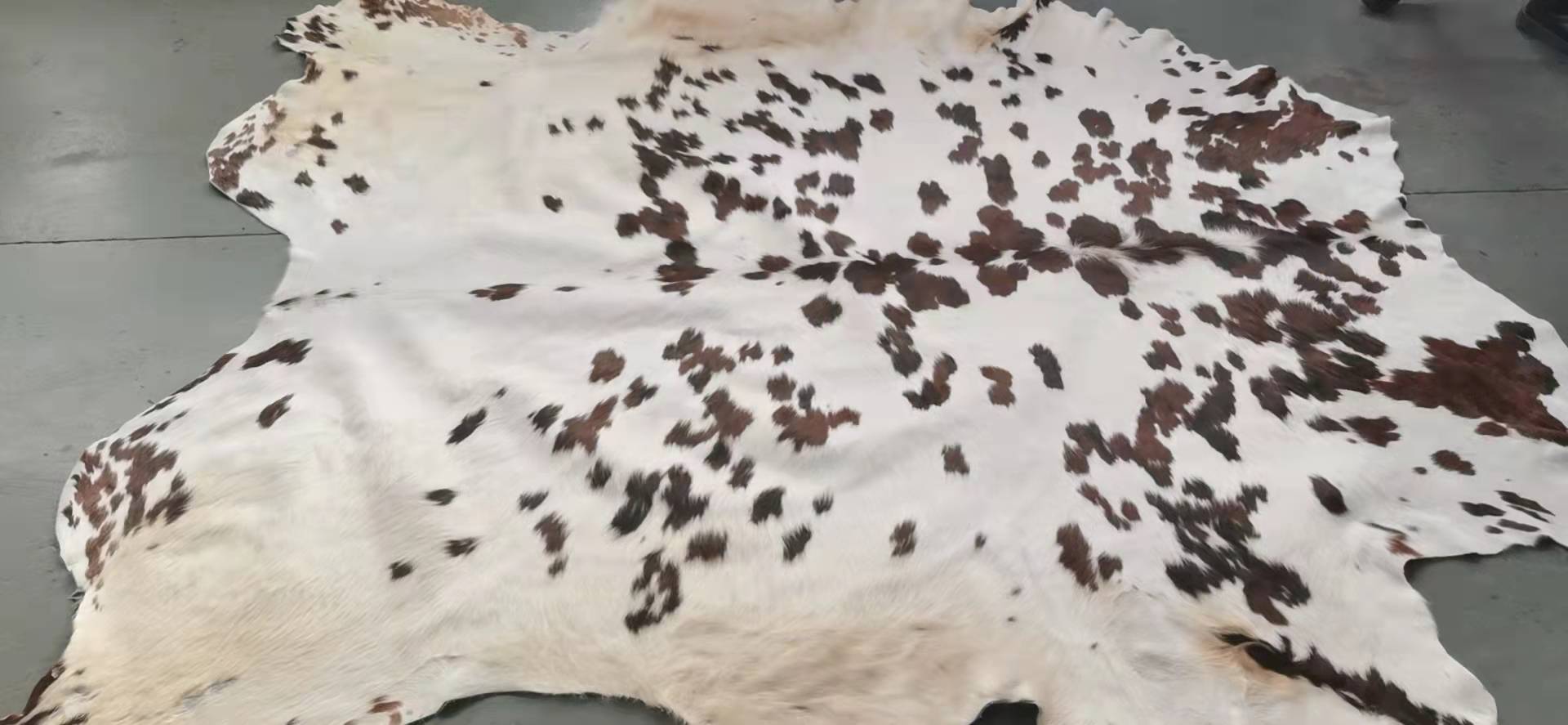Wholesale Eco-friendly tricolor speckled cowhides
