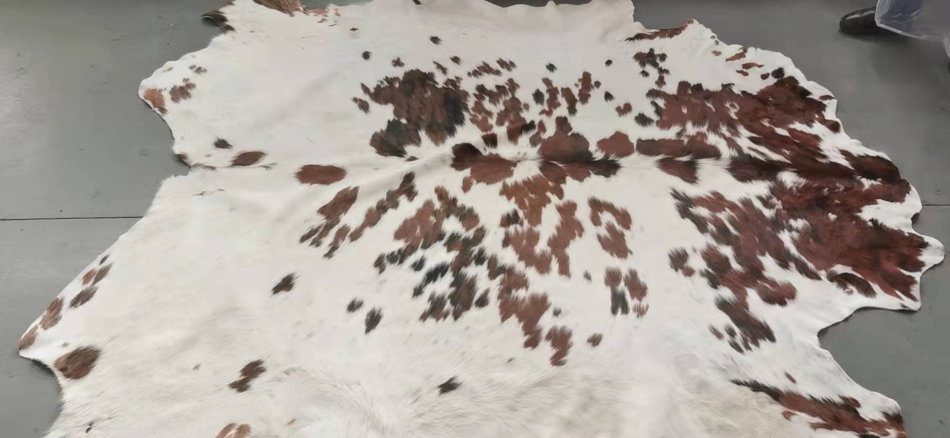 Wholesale Eco-friendly tricolor speckled cowhides