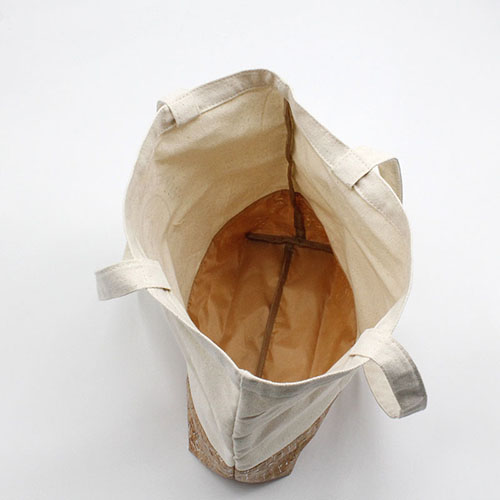 Tote bag with wood grain pattern