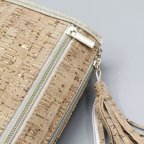 Cosmetic bag with wood grain pattern