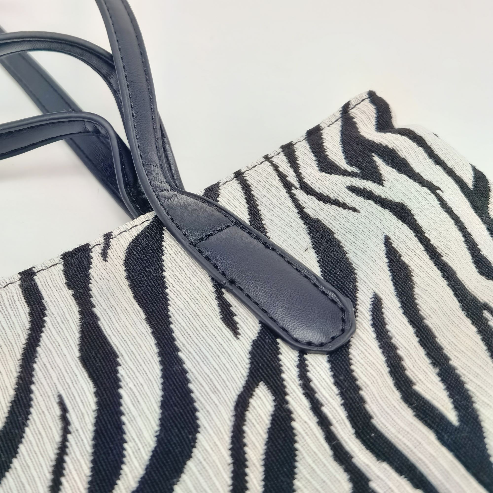 Fabric Animal Pattern Embroidery Shoulder Bag