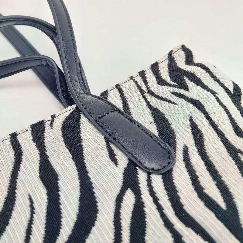 Fabric Animal Pattern Embroidery Shoulder Bag
