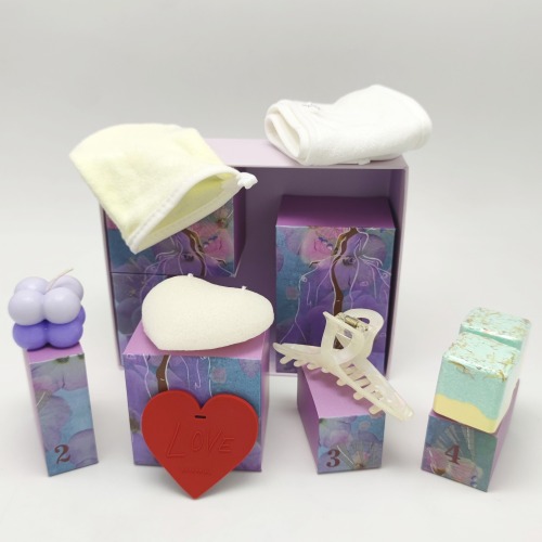 Surprise Women's Self-Care Face Wash Gift Set with 7 Days of Goodies