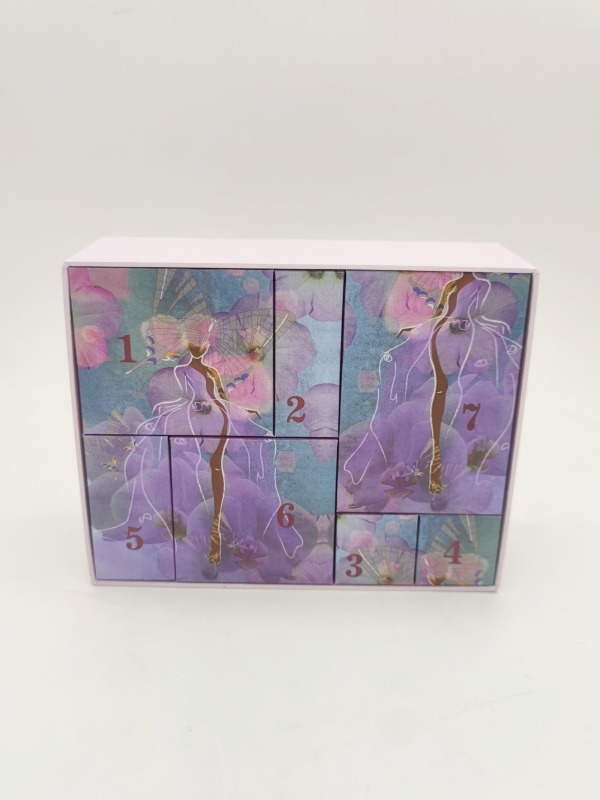 Chic Skin Care Gift Box with Makeup Sponge and Sun Catcher