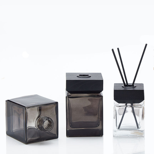 Fancy 100ml 200ml Black Square Perfume Diffuser Bottle Wooden Cap Round 50ml 60ml 150ml Clear Glass Aroma Bottles (GFP07-H)