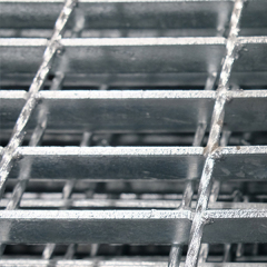 Heavy steel grating