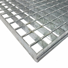 Heavy steel grating