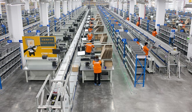 What is the difference between a vertical carton erector and a horizontal carton erector?
