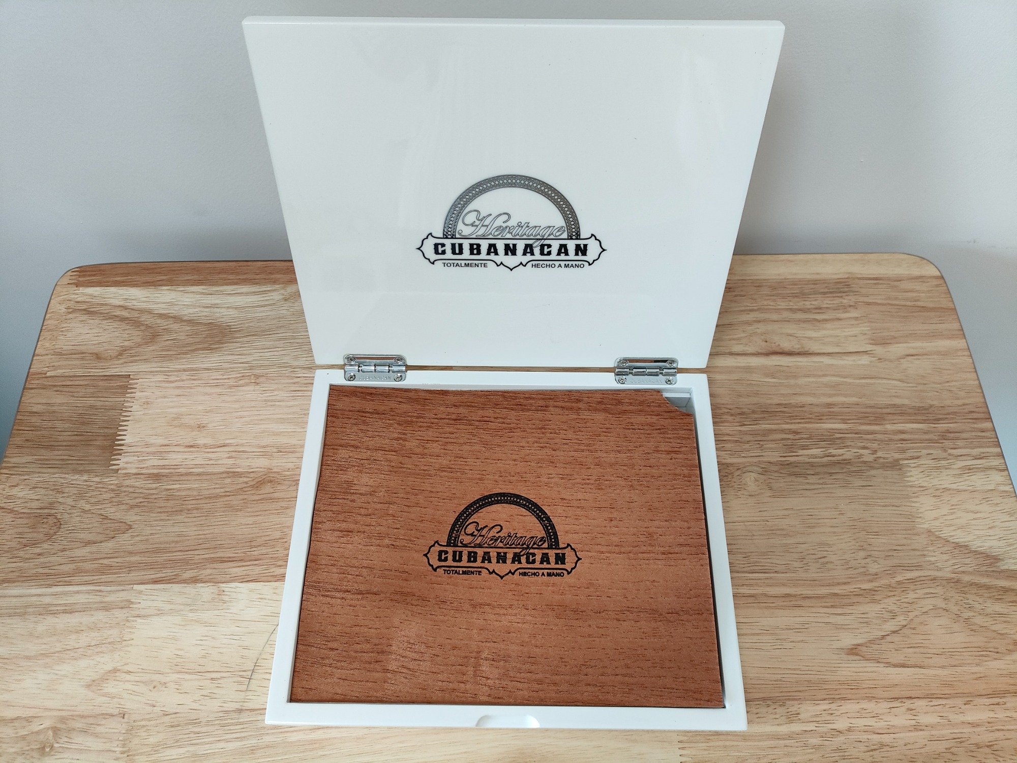 Custom Wood Cigar Box With High Glossy Lacquer