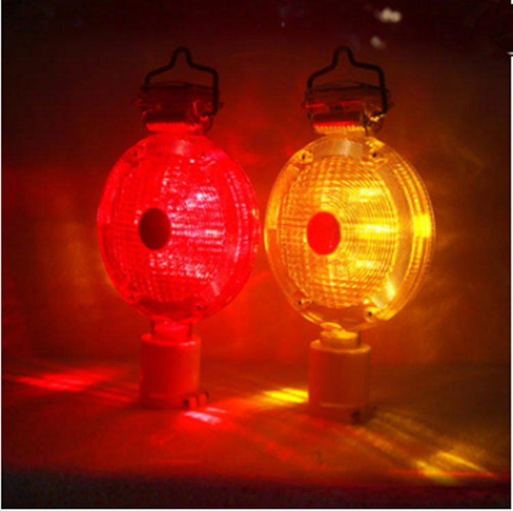 Flashing warning traffic light/ barricade light