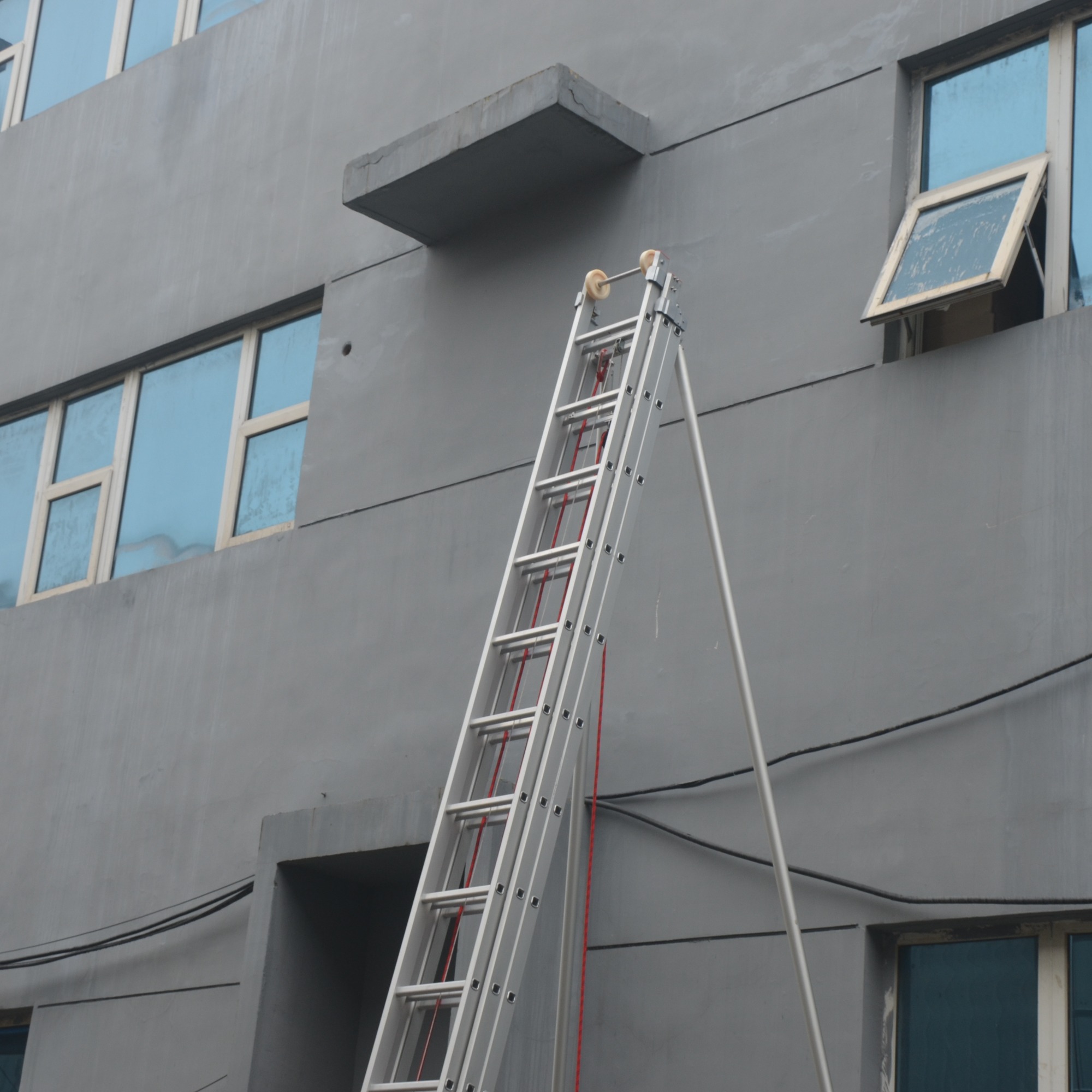 Pulling rescue ladder