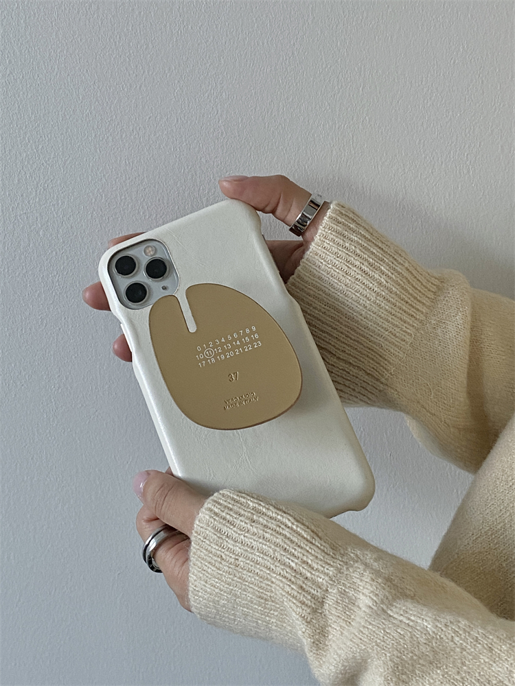 マルジェラ iPhone13Proケース パロデイ風 スマホソケット付き Maison Margiela アイフォン13ProMaxケース  タビブーツソケット付き メゾン マルジェラ iPhone12Pro 11ProMax XRケース 個性的 かわいい Tabiブーツ 全3色