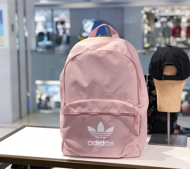 アディダス リュック クラシック ADIDAS バックパック アディカラー Adidasロゴ入り リュックサック 男女兼用 カバン バッグ 大容量 アウトドア 多収納 お洒落 ワインレッド ピンク ブラック 全3色