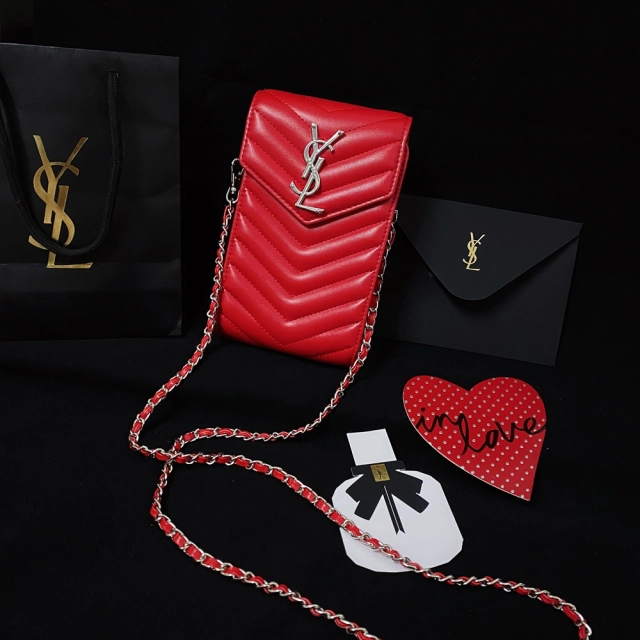 サンローラン スマホポシェット かわいい YSLロゴ入り スマホポーチ 斜めがけ Saint Laurent スマホショルダー セレブ愛用 ミニバッグ お財布ポシェット 縦型 チェーンストラップ付き 黒 赤 オシャレ