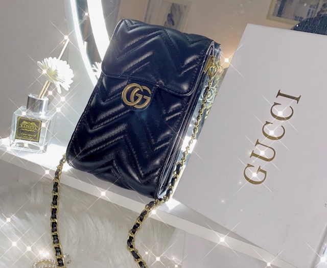 グッチ GGマーモント スマホポシェット GUCCI スマホショルダー ダブルG Gucci スマホポーチ ミニショルダーバッグ 携帯収納 レディース お洒落 スマホケース ミニバッグ 黒 おすすめ