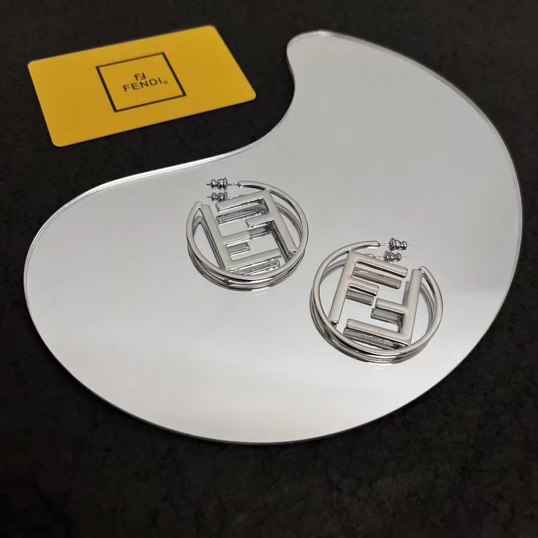 関税・送料込み★FENDI★「フェンディ フィロ」イヤリング 国内からすぐ届く【FENDI】FFピアス (FENDI/ピアス