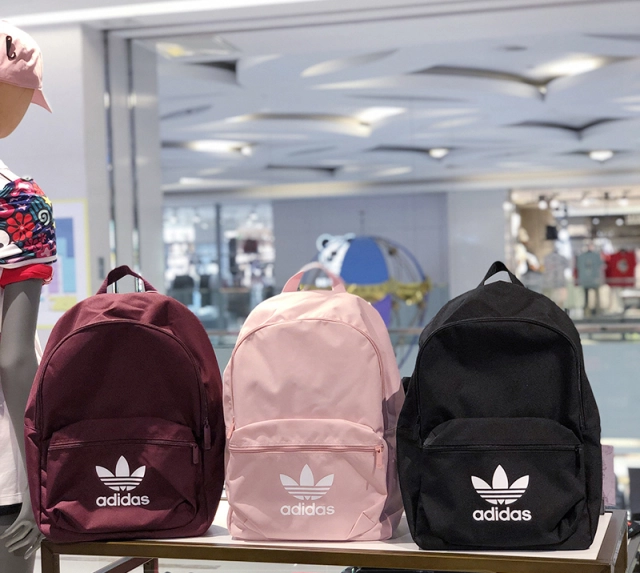 アディダス リュック クラシック ADIDAS バックパック アディカラー Adidasロゴ入り リュックサック 男女兼用 カバン バッグ 大容量 アウトドア 多収納 お洒落 ワインレッド ピンク ブラック 全3色