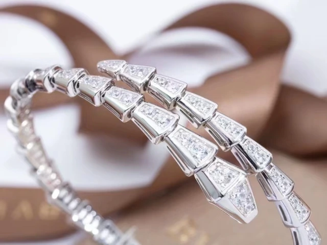 ブルガリ セルペンティ ブレスレット BVLGARI バングル フルダイヤ Bvlgari シングルコイル スリムブレスレット へび Sサイズ ホワイトゴールド 女子 ブランド 限定 コピー お洒落