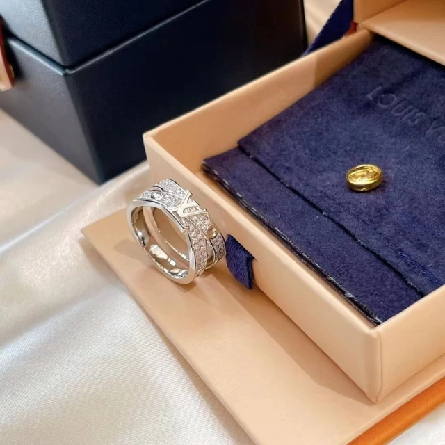 ルイヴィトン リング クロス LVロゴ付き 指輪 Vuitton リング キラキラ ルイビトン ダブルリング 12/14/16/18号 個性的 エレガント お洒落 コピー品 レディース メンズ 人気おすすめ