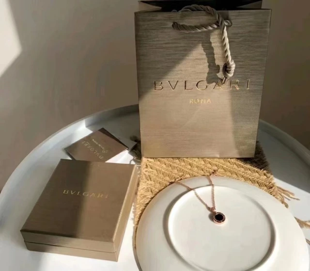 ブルガリ・ブルガリ ネックレス Bvlgariロゴ付き ペンダント 限定 BVLGARI ネックレス 芸能人愛用 エレガント お洒落 プレゼント ギフト 黒 コピー 大人気 おすすめ