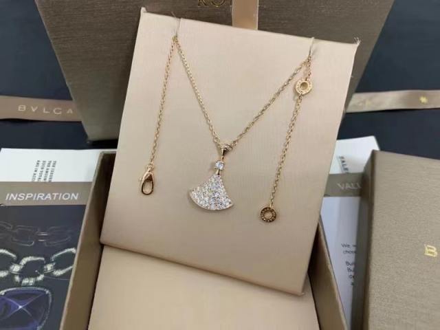 ブルガリ 扇形ネックレス Bvlgari ディーヴァ ドリーム ネックレス BVLGARI ペンダント 可愛い アクセサリー 高級感 ダイヤモンド付き ブランド 金 銀 ラグジュアリー お洒落 コピー