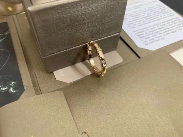 ブルガリ セルペンティ ヴァイパー リング Bvlgari バンドリング 芸能人愛用 BVLGARI 指輪 ダイヤモンド入り サイズ12号-18号対応 プレゼント ギフト 全2色 スーパーコピー